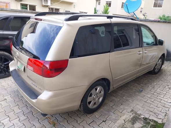 A picture of Toyota sienna 2005
