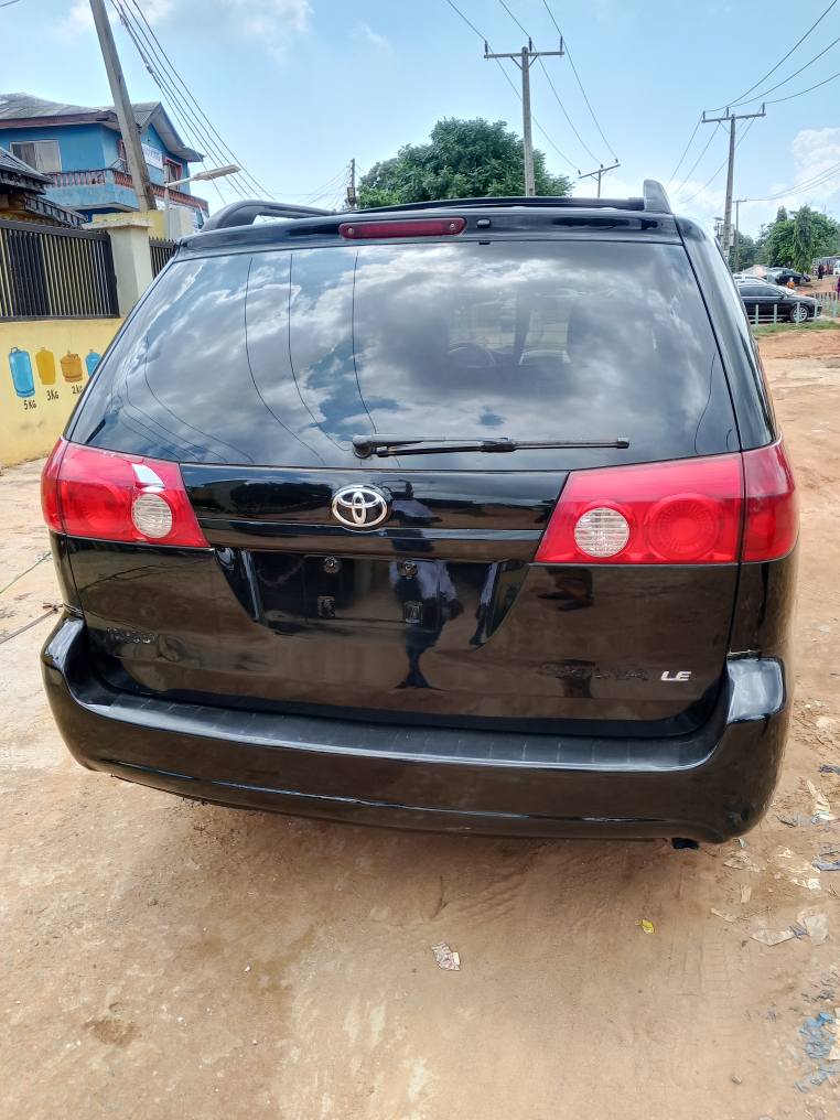A picture of Neatly Used Toyota Sienna 06