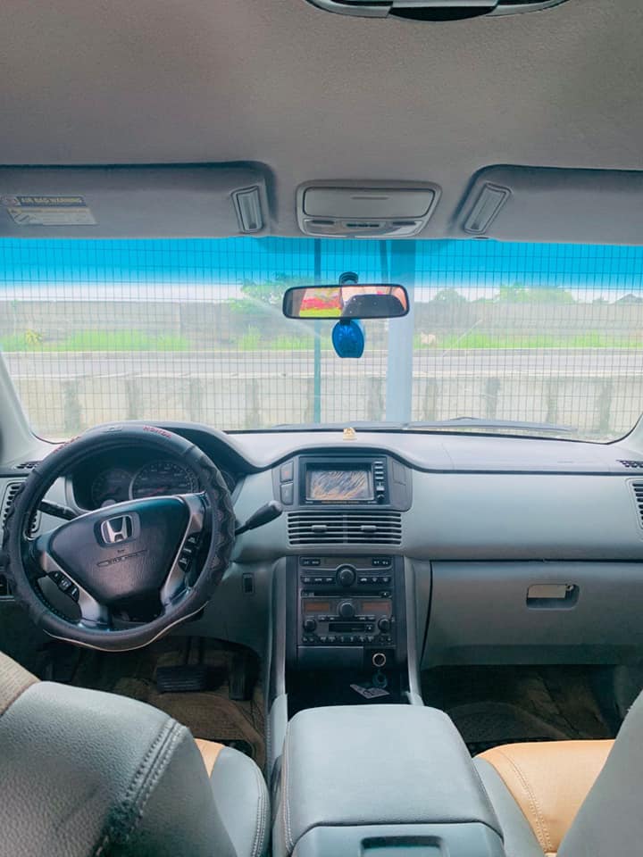 A picture of 05 05 Honda pilot