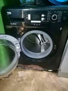 A picture of Nauza MACHINE YA KUFULIA WASHING MACHINE 8KG inafanya kazi kabisa