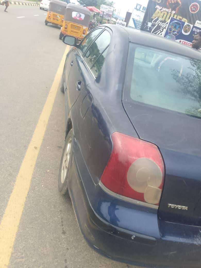 A picture of Toyota avensis is available for sale