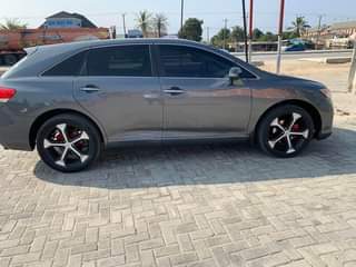 A picture of Toyota Venza 2013 pure first body