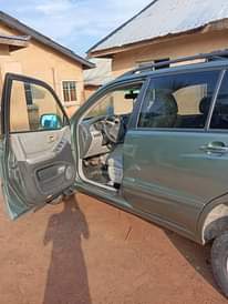 A picture of Rush Now 06 Toyota Highlander 3 Row Seats Untampered engine
