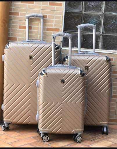 A picture of Bag FULLSET pc 3 bei Tsh 185 000