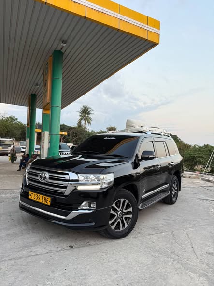 A picture of Landcruiser v8 vxr 128mil tuu 0692142626 Gari nzurii sanaa 1vd