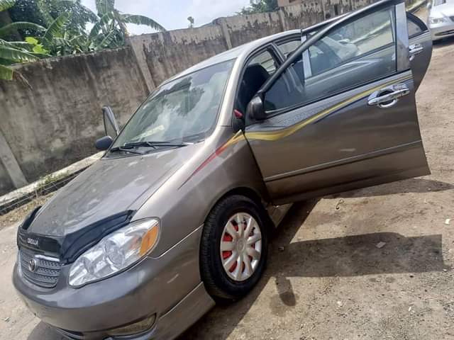 A picture of Toyota Corolla 04 buy and drive Engine gear ac 4