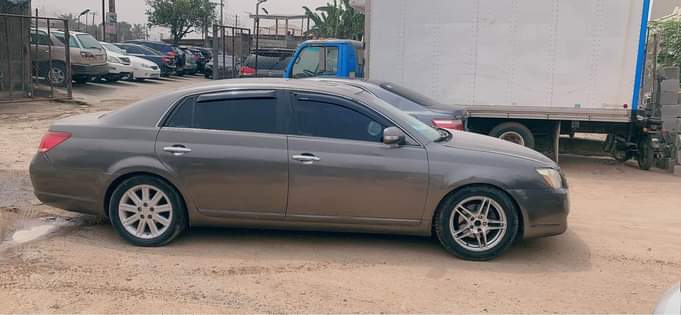 A picture of Clean 05 Toyota Avalon