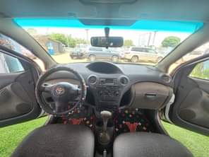 A picture of CLEAN and SHINNING Toyota Yaris in good working condition with
