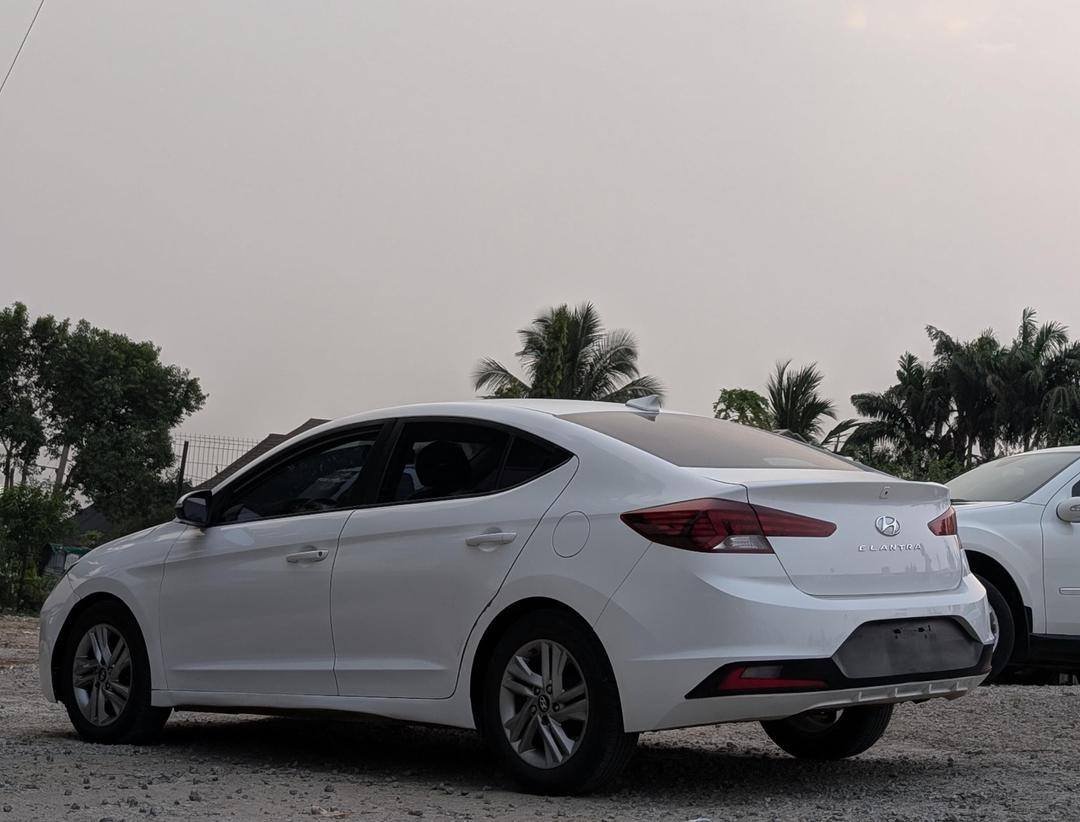 A picture of Distress Hyundai Elantra 2019