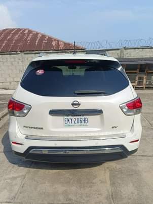 A picture of Clean nissan pathfinder