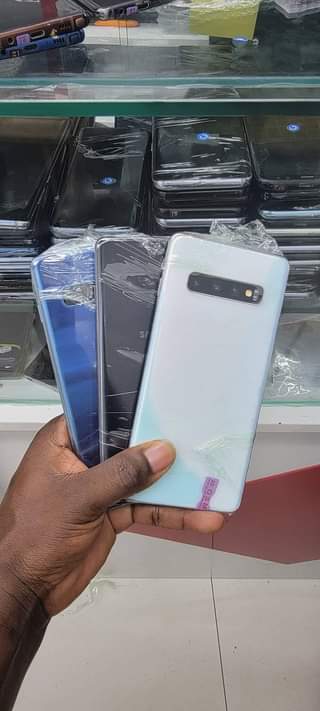 A picture of We are Urban phones dealing in UK used original phones