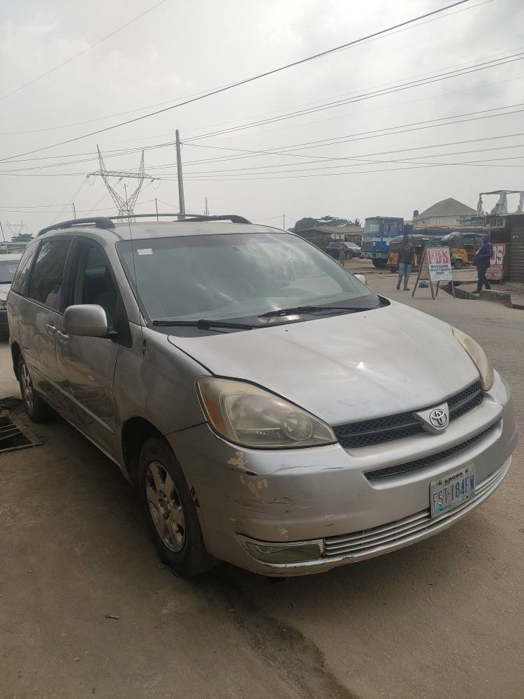 A picture of URGENT SALE TOYOTA SIENNA 2005 DIRECT