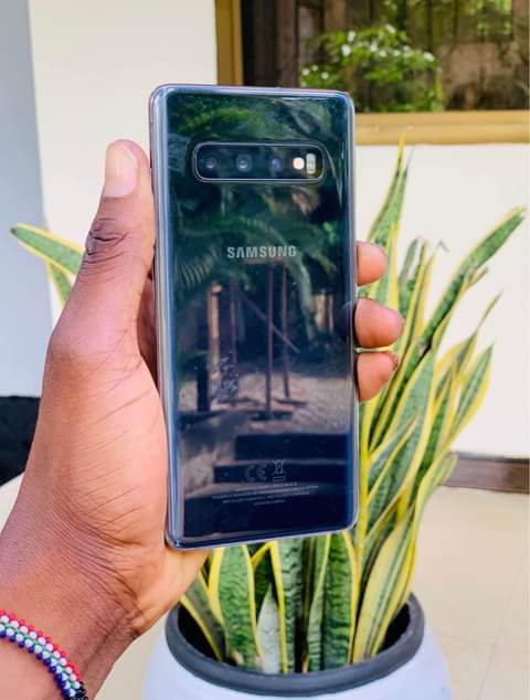 A picture of Samsung s10
