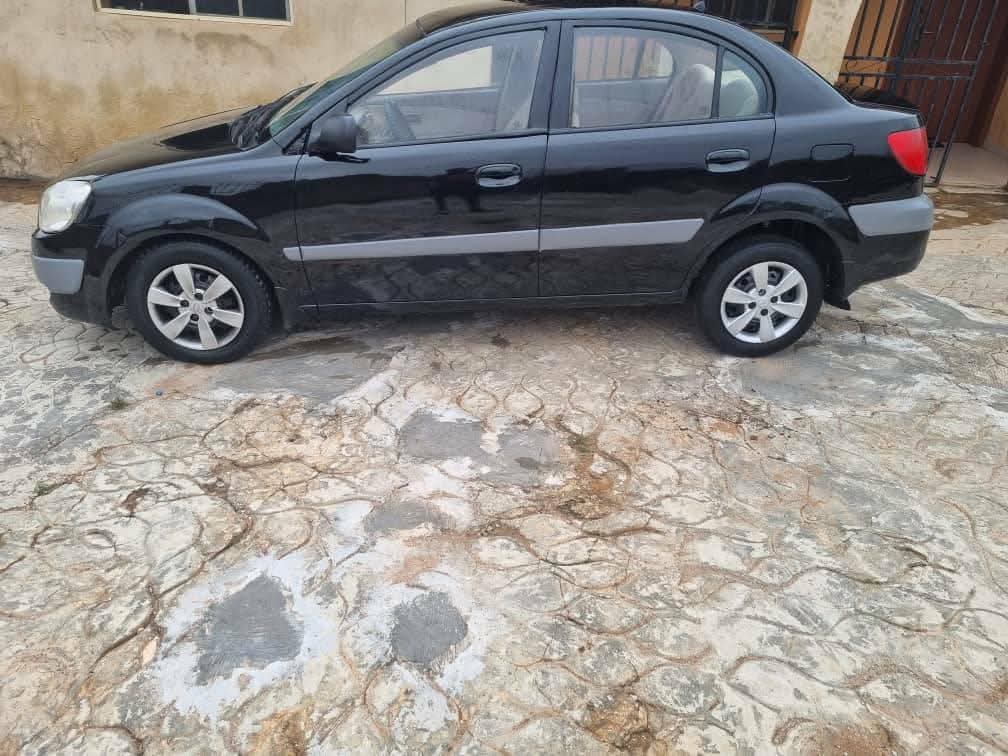 A picture of 2005 Kia rio