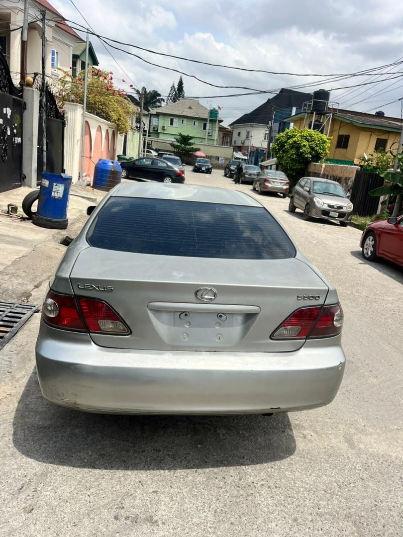 A picture of Lexus es300 04
