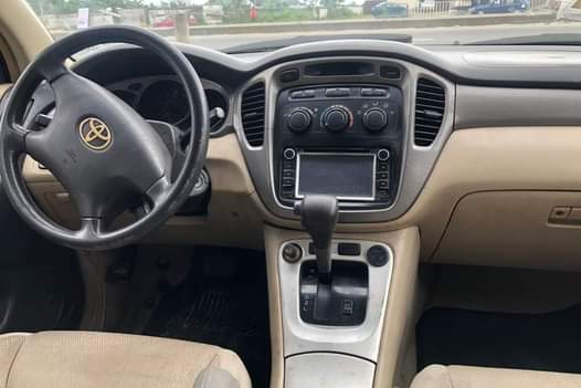 A picture of 2005 Toyota highlander Belgium grade Android screen Gear Engine Ac