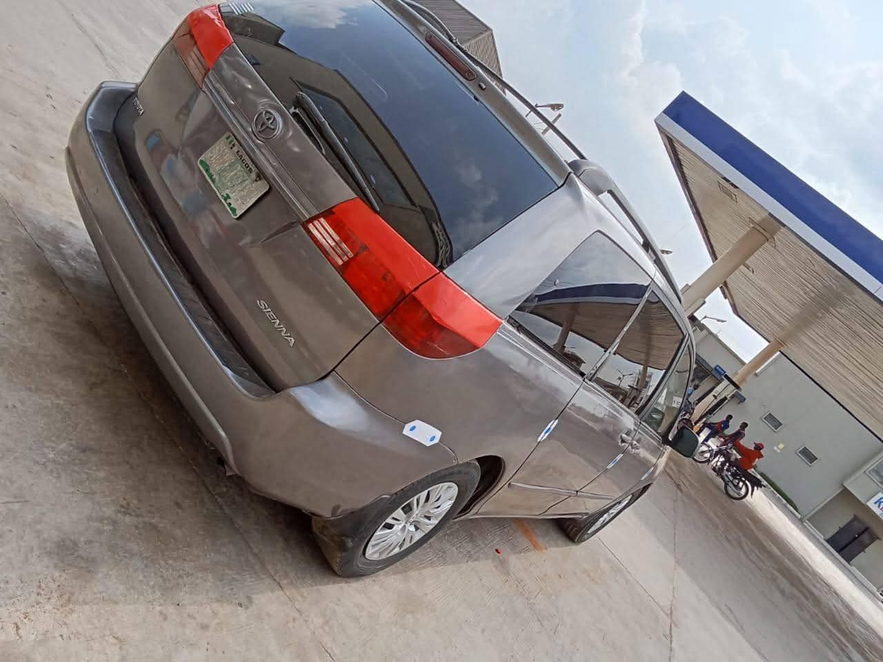 A picture of 2005 Toyota sienna