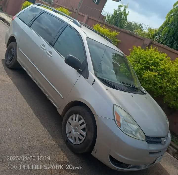 A picture of 2004 Toyota Sienna XLE 2004