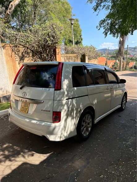 A picture of TOYOTA ISIS ON SALE 20M NEGOTIABLE CALL 0701057114 0761990442