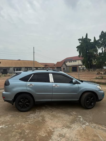 A picture of Lexus Rx330