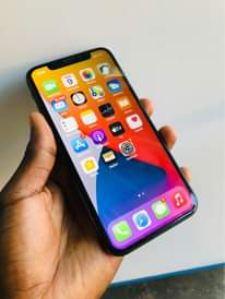 A picture of iPhone X 64Gb at 550k