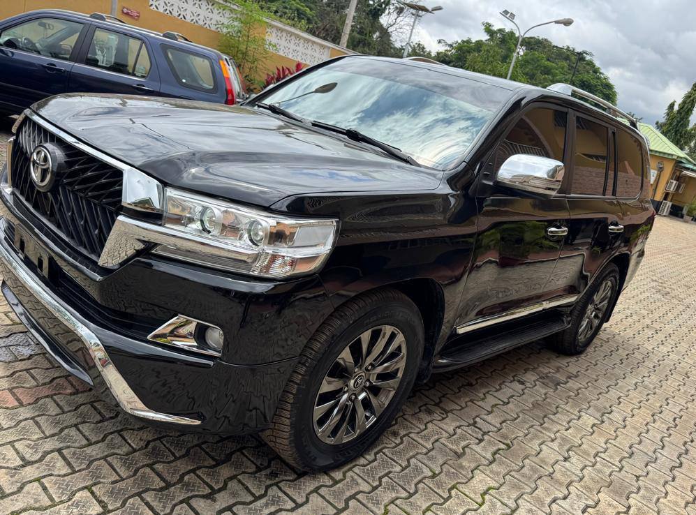 A picture of 017 Toyota Landcruiser GXR Regs Toks standard Low mileage Fulloption
