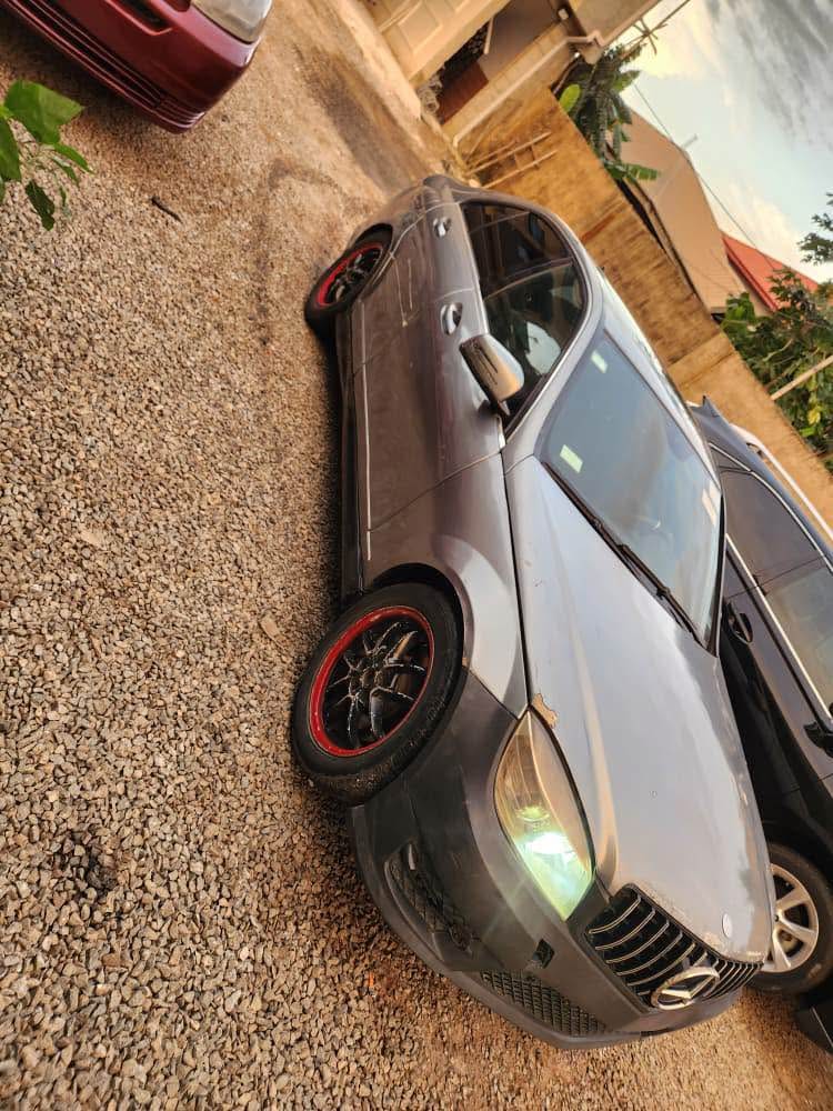 A picture of Mercedes Benz C350 0 8 0 5 5 4 7