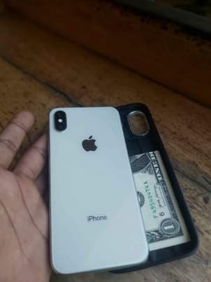 A picture of Iphone X