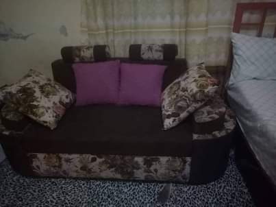 A picture of Sofa bed na stend ya vyombo