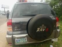 A picture of Toyota RAV4 2004 model First body Ac chills Gear selector