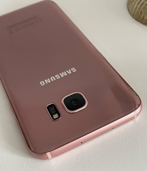 A picture of Samsung galaxy s7 edge