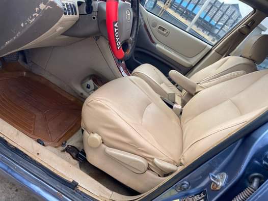 A picture of Toyota Highlander for sale 09061358848 3rd row Chilling Ac Documents