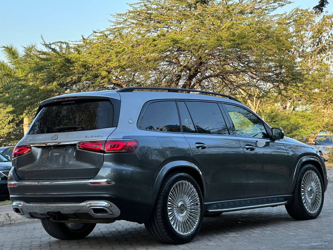 A picture of Mercedez Benz Maybach Price 1B Tzs Contact Year 2022 Gear