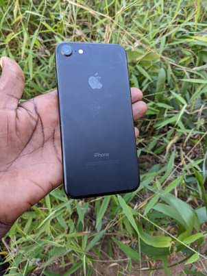 A picture of iPhone 7 plain gb32 bh78 finger saaf 0686820249