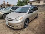A picture of Toyota sienna 2006 model registered perfect engine and gear with