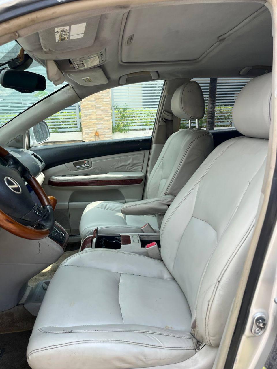 A picture of AWOOF 2006 RX330