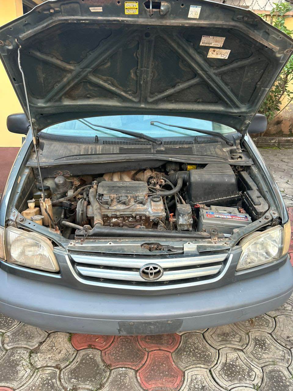 A picture of Toyota Siena 2000