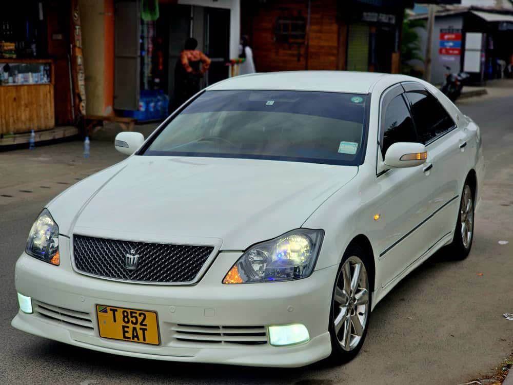 A picture of TOYOTA CROWN ATHELETE