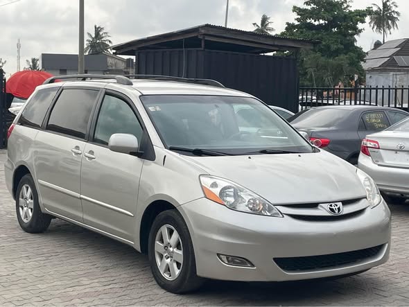 A picture of FOREIGN USED 2009 TOYOTA SIENNA
