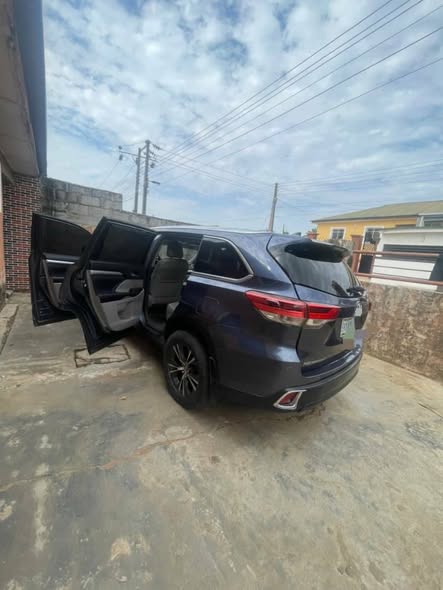A picture of Urgent sales 2017 Toyota highlander pure first body untouched engine