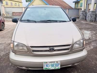A picture of 2002 Toyota Sienna On God