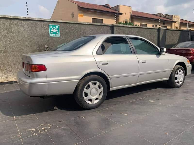A picture of Neatly used 2001 Toyota Camry LE Sound engine and gear