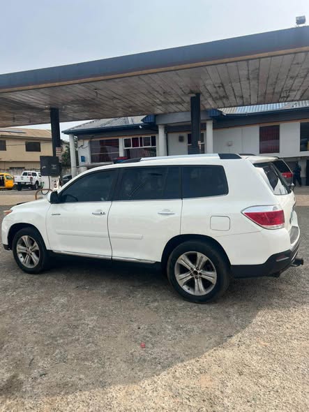 A picture of This morning deal 2013 Toyota highlander First user and first