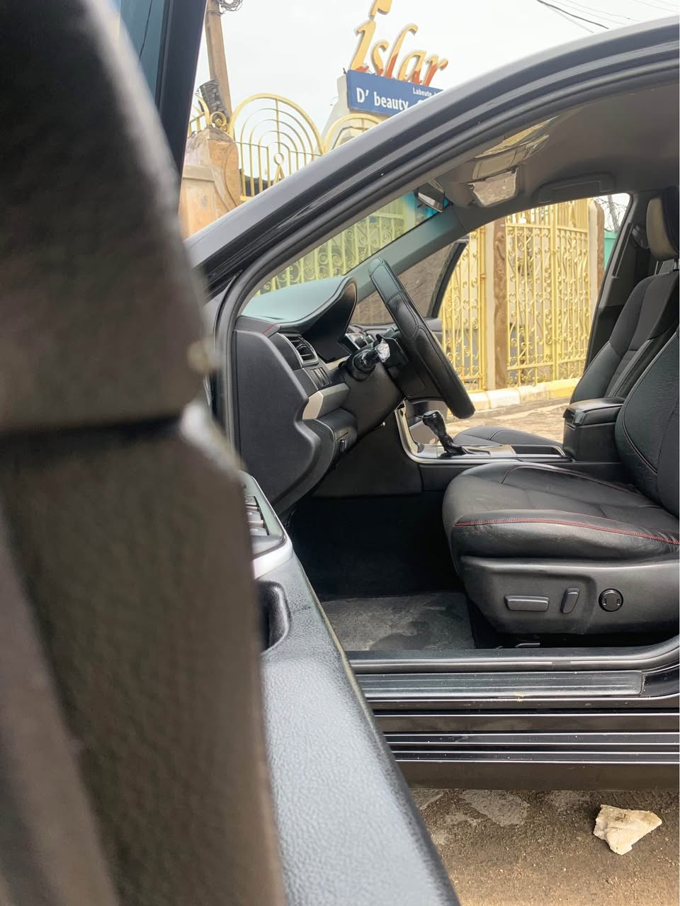 A picture of TOYOTA CAMRY SE 2016