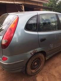 A picture of Nissan Tino 2004