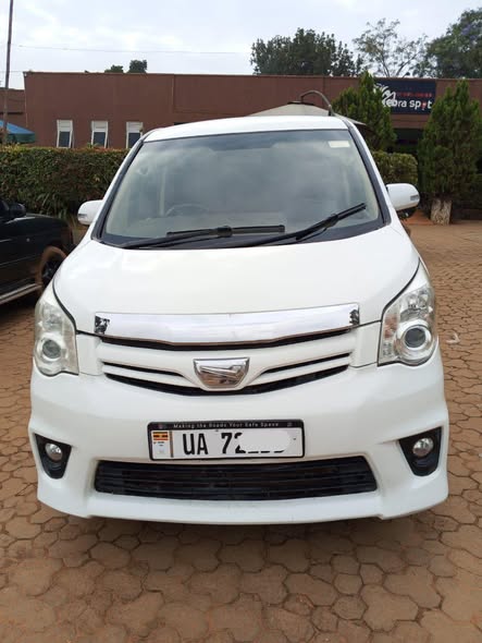A picture of TOYOTA NOAH SI 2011