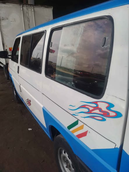 A picture of Volkswagen T4 14Passenger bus