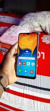 A picture of Samsung A20 bado ikon poa sna