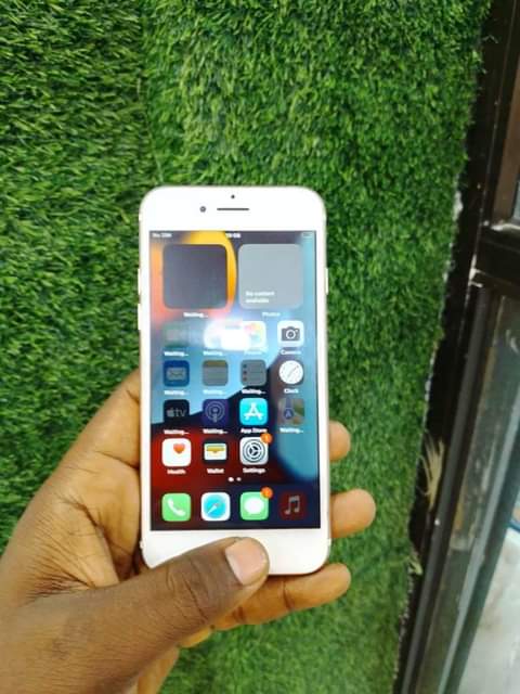 A picture of Iphone 7 plain