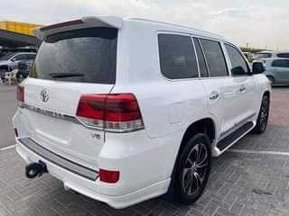 A picture of Toyota Land Cruiser 2013
